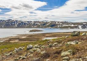 asombroso lago vavatn panorama áspero paisaje nevado montañas hemsedal noruega. foto