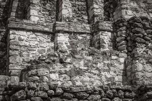 antiguo sitio maya con templo ruinas pirámides artefactos muyil mexico. foto