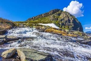 increíble pico de la montaña storehodn en hydnefossen cascada río hemsedal noruega. foto