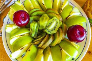 comida de desayuno de frutas coloridas cortada y servida en un plato. foto