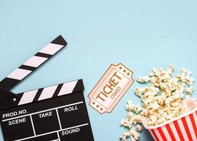 claqueta de cine con palomitas de maíz y espacio para texto.fondo del concepto de cine foto