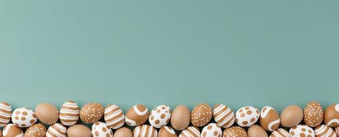 Golden easter eggs with gold pattern on a green background. 3d render illustration. Easter composition. Gold eggs on green 3d rendering photo