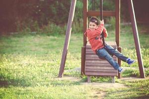 niño feliz jugando en el campo foto