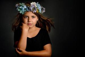 linda niña con corona de flores foto