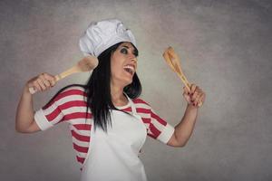 mujer divertida con cucharas de madera foto