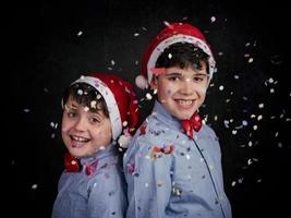 niños sonrientes en navidad foto