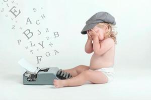 niña con la vieja máquina de escribir foto