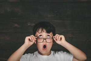 niño divertido con gafas foto