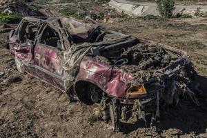 coche destrozado, que golpeó un desastre natural foto