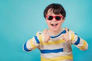 niño sonriente con gafas de sol foto