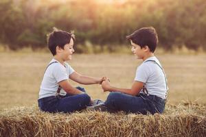 hermanos jugando en el campo foto