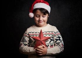 niño feliz en navidad foto