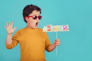 verano, niño divertido con gafas de sol foto