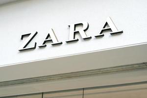 Logo Zara Retail Store Exterior photo