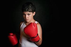 niño pequeño con guantes de boxeo foto