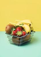 cesta de la compra con frutas frescas foto