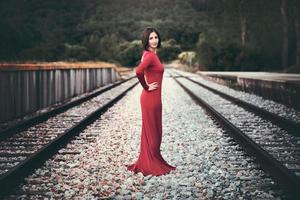 mujer joven en las vías del tren foto