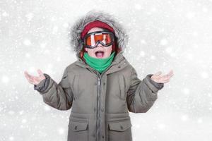 niño feliz con gafas en vacaciones de invierno foto