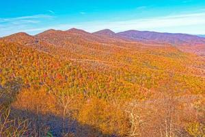 colores de otoño en una vista de montaña foto