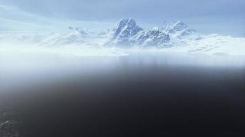 Berge und Meer auf den Lofoten in Norwegen video