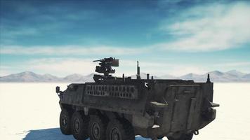 tanque militar en el desierto blanco
