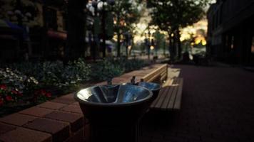 Nahaufnahme eines Trinkwasserbrunnens in einem Park bei Sonnenuntergang video