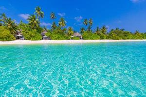 fantástica playa de paisaje tropical con laguna de océano azul y palmeras sobre arena blanca. cielo azul, vibraciones naturales relajantes, vacaciones de verano, destino de viaje. maldivas, islas de la polinesia francesa foto