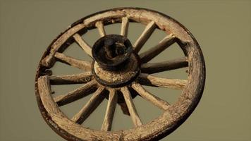 roue en bois vintage rustique faite à la main utilisée dans les wagons médiévaux video