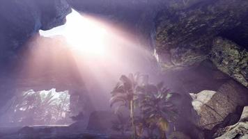 lumière du soleil à l'intérieur de la grotte mystérieuse video
