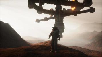 astronauta che cammina su un pianeta Marte video