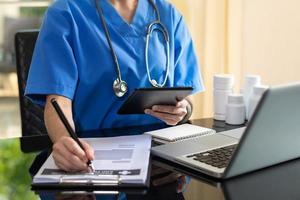 médico de medicina trabajando a mano con una moderna interfaz de tableta digital como médica foto