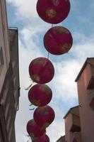 decoración china en las calles de chinatown, londres. linternas de papel rojas y doradas. foto