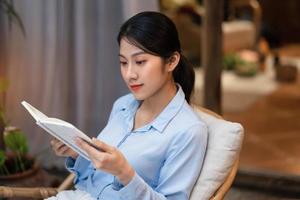 joven, mujer asiática, libro de lectura, en casa foto