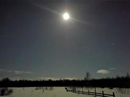 noche de invierno en el pueblo ruso de otturitsy foto