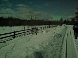 noche de invierno en el pueblo ruso de otturitsy foto