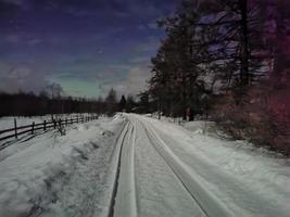 noche de invierno en el pueblo ruso de otturitsy foto