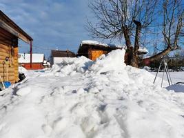 día de invierno en el pueblo ruso nieve bien cielo azul foto