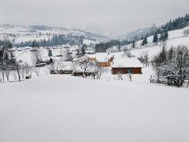 paisaje de montaña de invierno con casas de madera foto