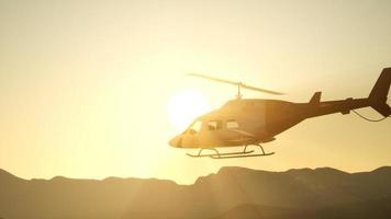 Helicóptero volador en cámara lenta extrema de 8k y cielo al atardecer