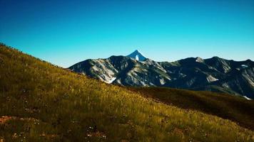 panoramautsikt över alpina bergslandskap i alperna video