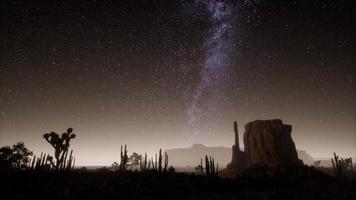 hyperlapse i death valley nationalpark öken månbelyst under galaxstjärnor video