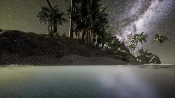 hermosa playa tropical de fantasía con estrella de la vía láctea en el cielo nocturno video