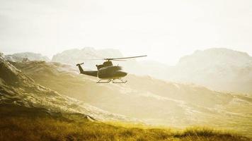 Helicóptero da era da guerra do vietnã em câmera lenta nas montanhas video