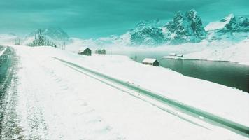 prachtig winterlandschap met traditionele Noorse houten huizen video