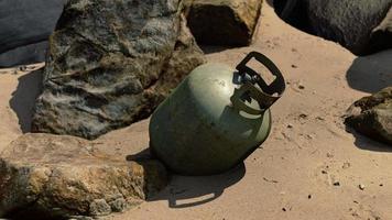 Ancienne bouteille de gaz de cuisine sur la plage de sable video