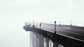 viejo puente de piedra vacío en un día de niebla video