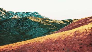montanhas coloridas ao pôr do sol de verão video