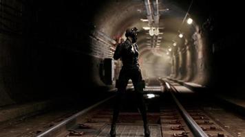 mulher pós-apocalíptica no túnel do metrô video