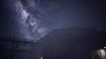 voie lactée étoiles au-dessus de la vieille usine abandonnée video