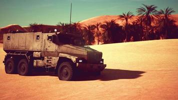 caminhão militar blindado no deserto